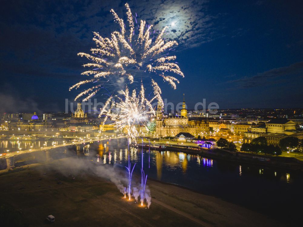 Nachtluftbild Dresden - Feuerwerks- Figuren im Nacht- Himmel über dem Veranstaltungsgelände der Elbwiesen in Dresden im Bundesland Sachsen, Deutschland