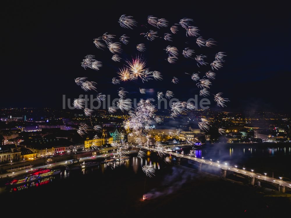 Nacht-Luftaufnahme Dresden - Feuerwerks- Figuren im Nacht- Himmel über dem Veranstaltungsgelände der Elbwiesen in Dresden im Bundesland Sachsen, Deutschland