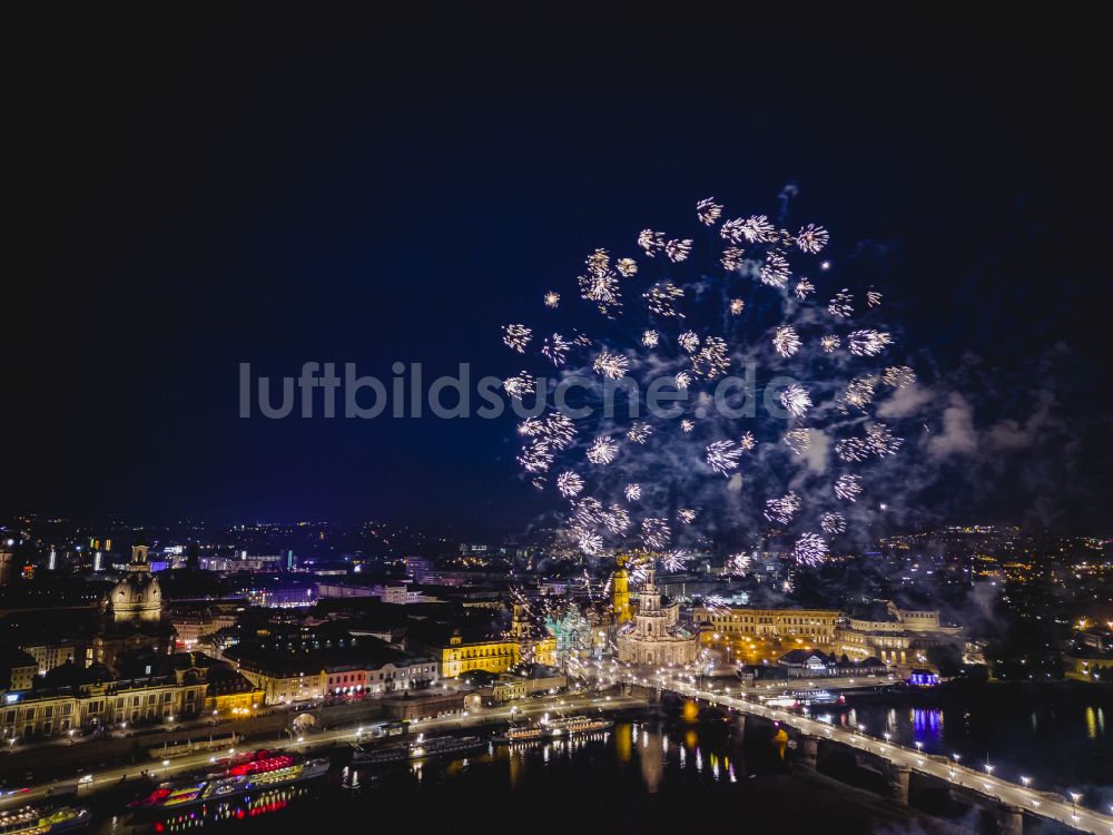 Dresden bei Nacht von oben - Feuerwerks- Figuren im Nacht- Himmel über dem Veranstaltungsgelände der Elbwiesen in Dresden im Bundesland Sachsen, Deutschland