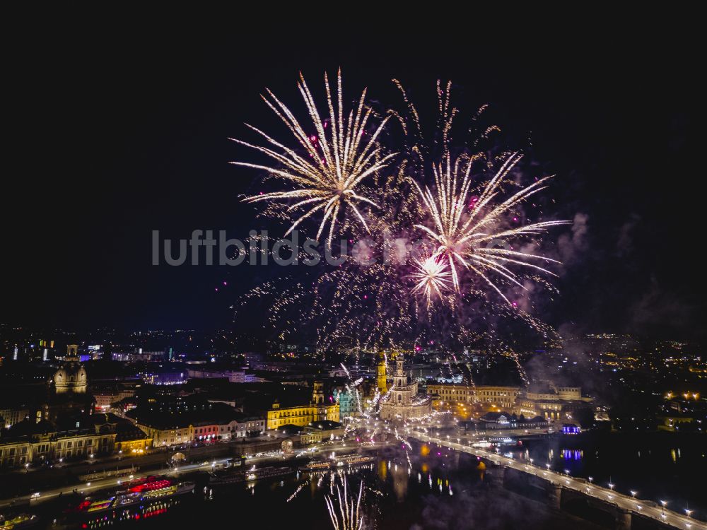 Nachtluftbild Dresden - Feuerwerks- Figuren im Nacht- Himmel über dem Veranstaltungsgelände der Elbwiesen in Dresden im Bundesland Sachsen, Deutschland