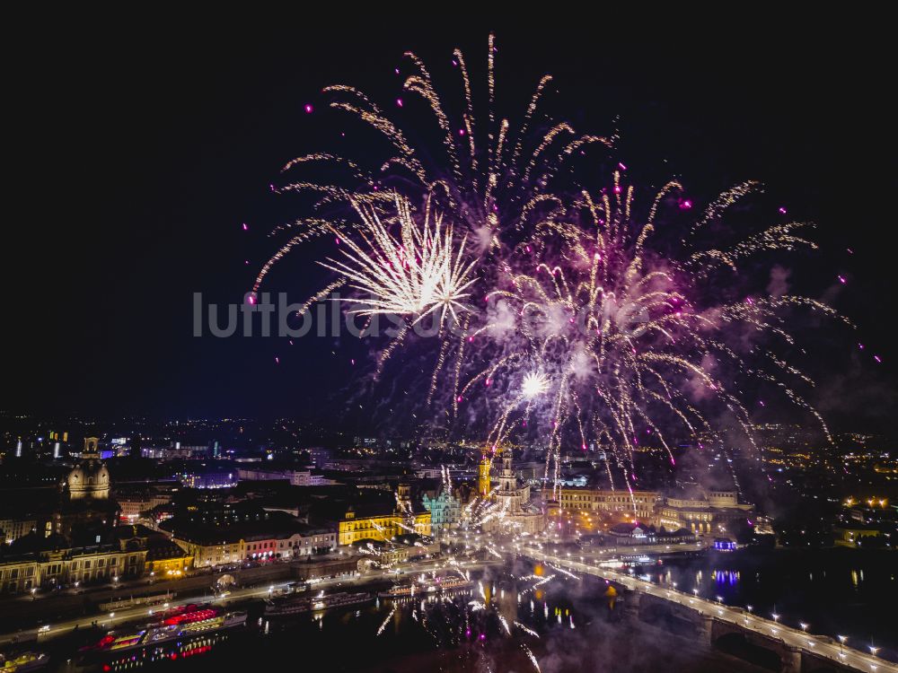 Nacht-Luftaufnahme Dresden - Feuerwerks- Figuren im Nacht- Himmel über dem Veranstaltungsgelände der Elbwiesen in Dresden im Bundesland Sachsen, Deutschland