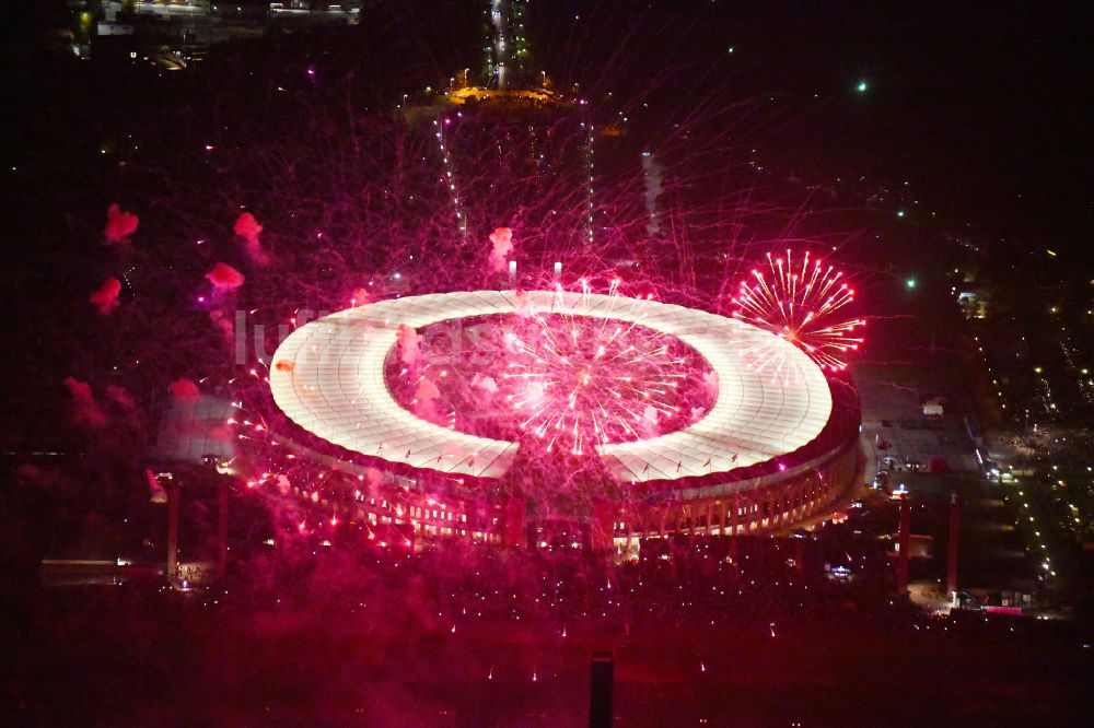 Nachtluftbild Berlin - Nachtluftbild Feuerwerks- Figuren im Nacht- Himmel über dem Veranstaltungsgelände des Feuerwerkswettbewerb Pyronale am Olympiastadion im Ortsteil Charlottenburg in Berlin, Deutschland