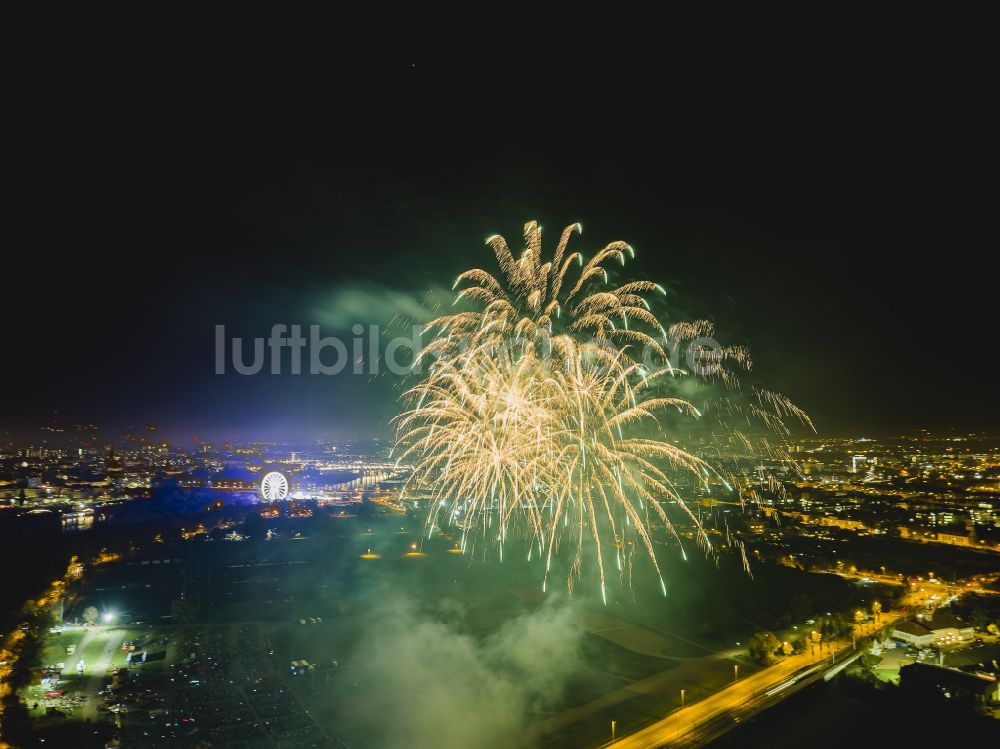 Nachtluftbild Dresden - Nachtluftbild Feuerwerks- Figuren im Nacht- Himmel über dem Veranstaltungsgelände Pyrogames in Dresden im Bundesland Sachsen, Deutschland