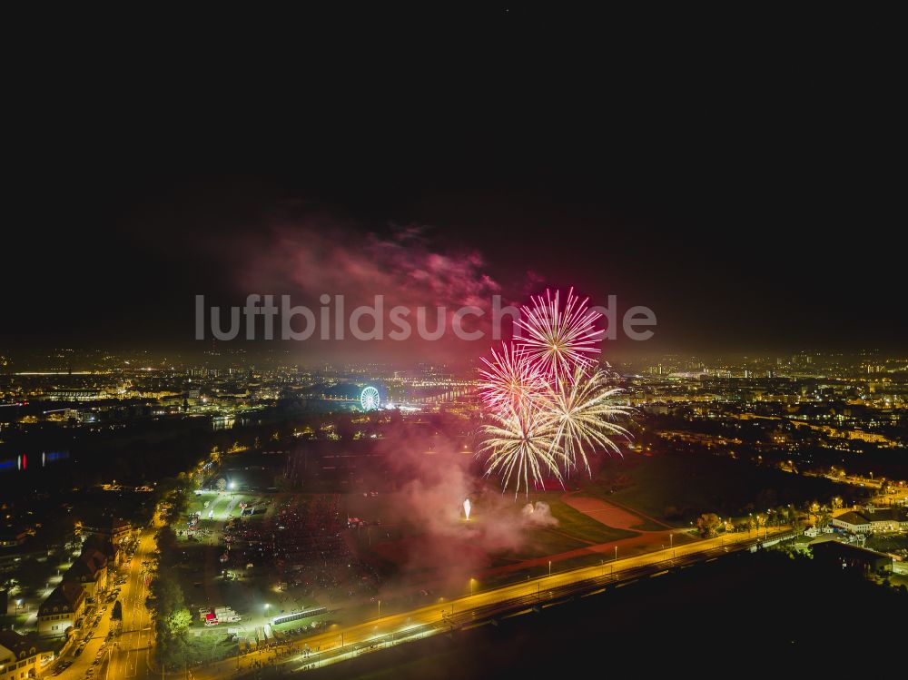 Nacht-Luftaufnahme Dresden - Nachtluftbild Feuerwerks- Figuren im Nacht- Himmel über dem Veranstaltungsgelände Pyrogames in Dresden im Bundesland Sachsen, Deutschland