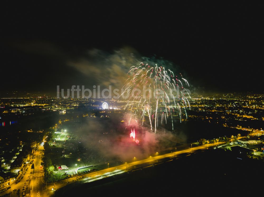 Dresden bei Nacht von oben - Nachtluftbild Feuerwerks- Figuren im Nacht- Himmel über dem Veranstaltungsgelände Pyrogames in Dresden im Bundesland Sachsen, Deutschland