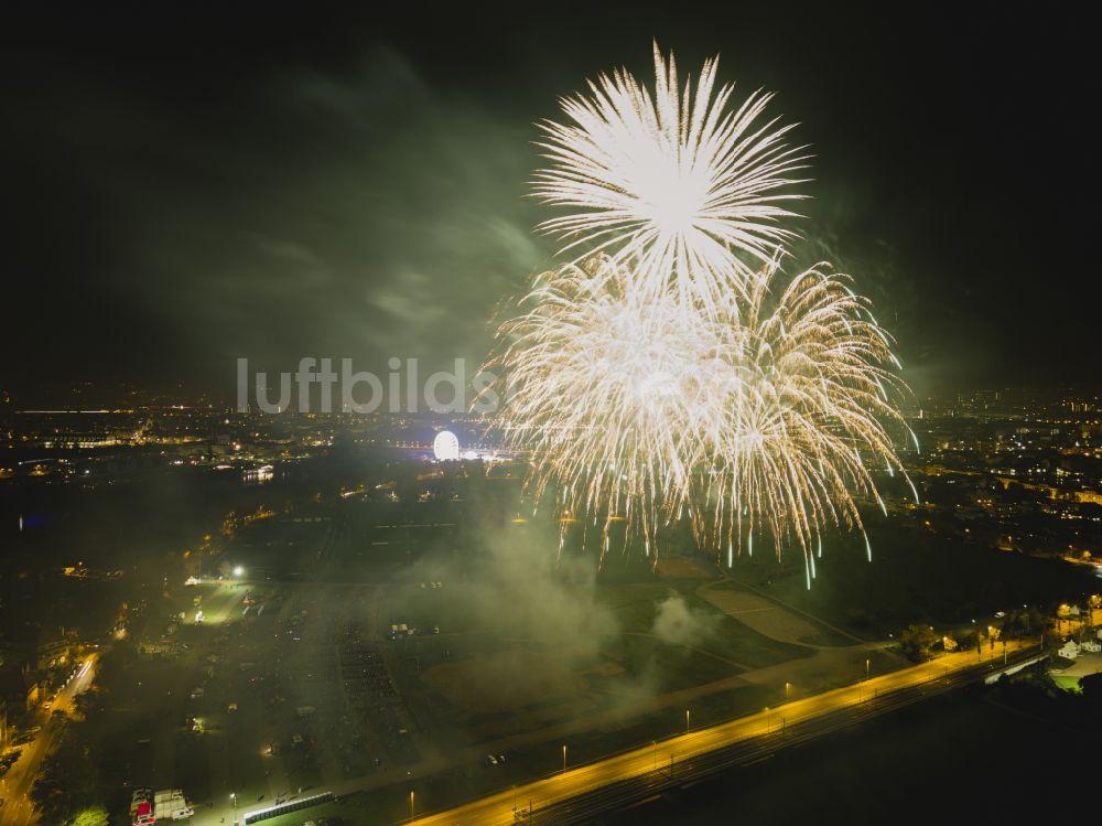 Dresden bei Nacht aus der Vogelperspektive: Nachtluftbild Feuerwerks- Figuren im Nacht- Himmel über dem Veranstaltungsgelände Pyrogames in Dresden im Bundesland Sachsen, Deutschland