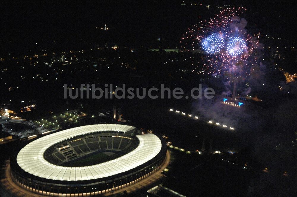 Berlin bei Nacht aus der Vogelperspektive: Feuerwerks- Figuren im Nacht- Himmel über dem Veranstaltungsgelände Pyronale auf dem Maifeld im Ortsteil Charlottenburg-Wilmersdorf in Berlin, Deutschland