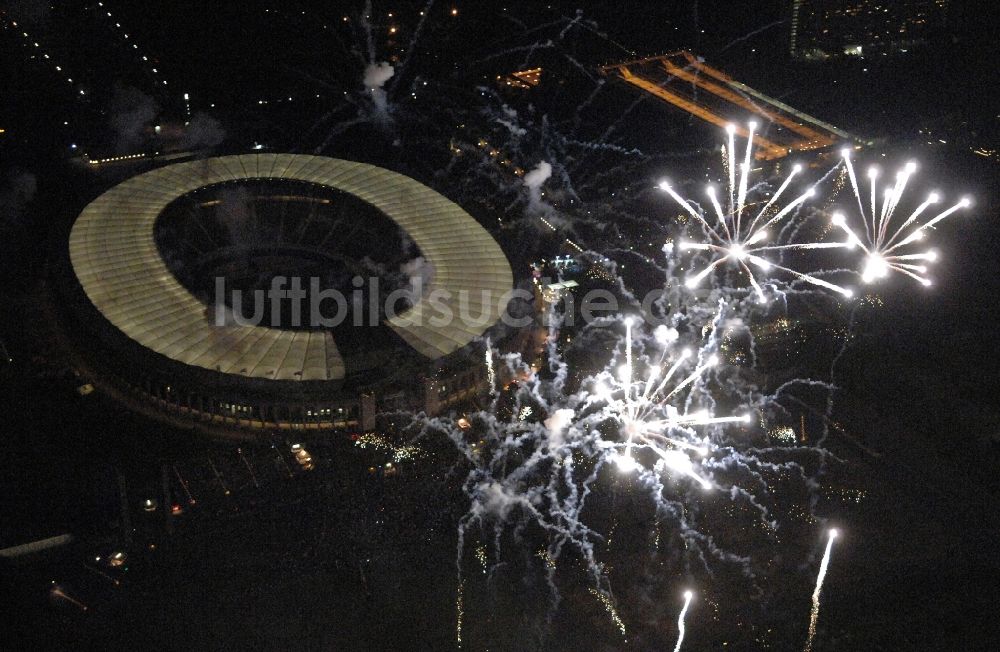 Nacht-Luftaufnahme Berlin - Feuerwerks- Figuren im Nacht- Himmel über dem Veranstaltungsgelände Pyronale auf dem Maifeld im Ortsteil Charlottenburg-Wilmersdorf in Berlin, Deutschland