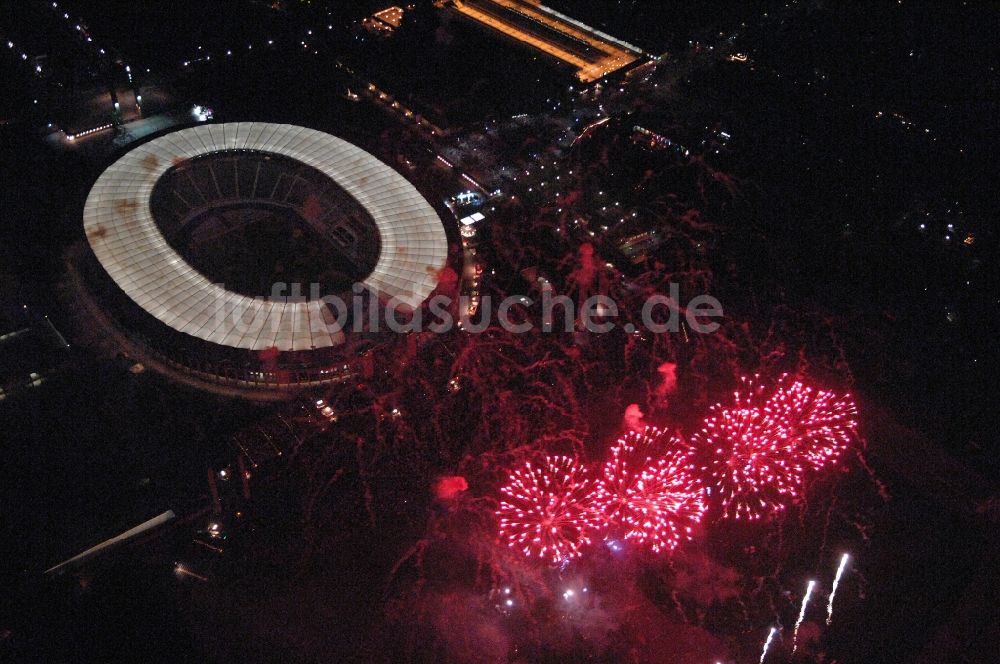 Berlin bei Nacht von oben - Feuerwerks- Figuren im Nacht- Himmel über dem Veranstaltungsgelände Pyronale auf dem Maifeld im Ortsteil Charlottenburg-Wilmersdorf in Berlin, Deutschland