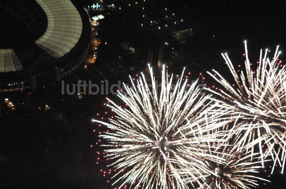 Nachtluftbild Berlin - Feuerwerks- Figuren im Nacht- Himmel über dem Veranstaltungsgelände Pyronale auf dem Maifeld im Ortsteil Charlottenburg-Wilmersdorf in Berlin, Deutschland