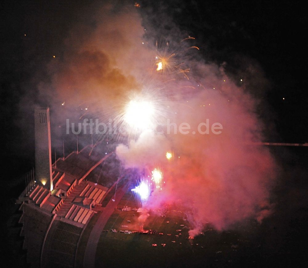 Nacht-Luftaufnahme Berlin - Feuerwerks- Figuren im Nacht- Himmel über dem Veranstaltungsgelände Pyronale auf dem Maifeld im Ortsteil Charlottenburg-Wilmersdorf in Berlin, Deutschland