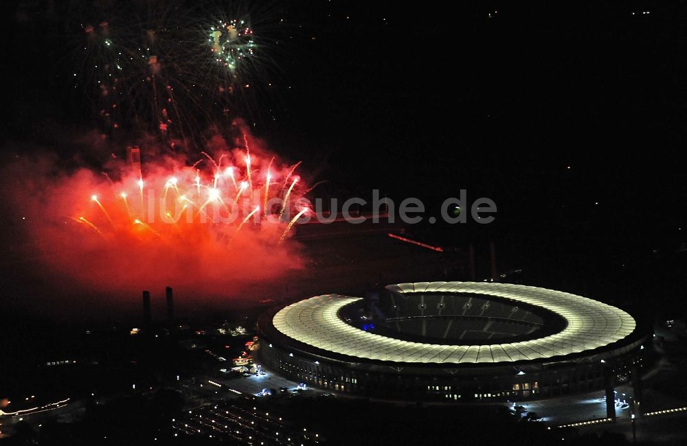 Berlin bei Nacht von oben - Feuerwerks- Figuren im Nacht- Himmel über dem Veranstaltungsgelände Pyronale auf dem Maifeld im Ortsteil Charlottenburg-Wilmersdorf in Berlin, Deutschland