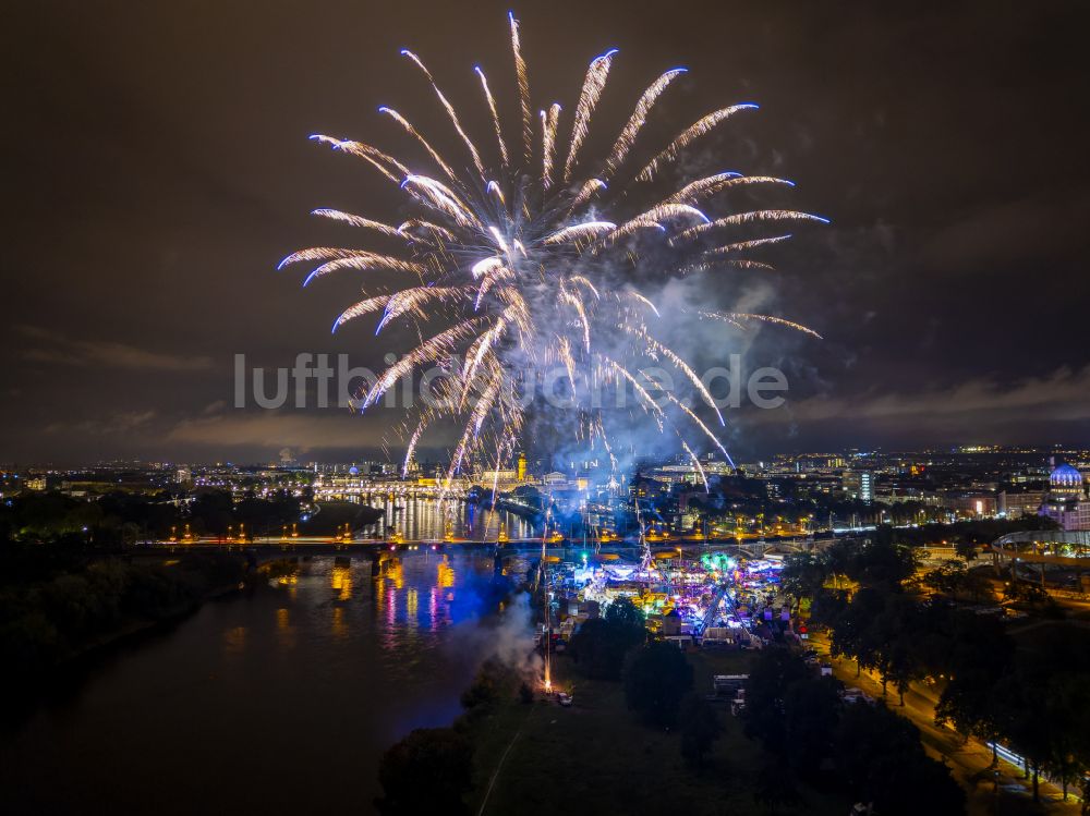 Nacht-Luftaufnahme Dresden - Nachtluftbild Feuerwerks- Figuren im Nacht- Himmel über dem Veranstaltungsgelände des Volksfestgelände in Dresden im Bundesland Sachsen, Deutschland