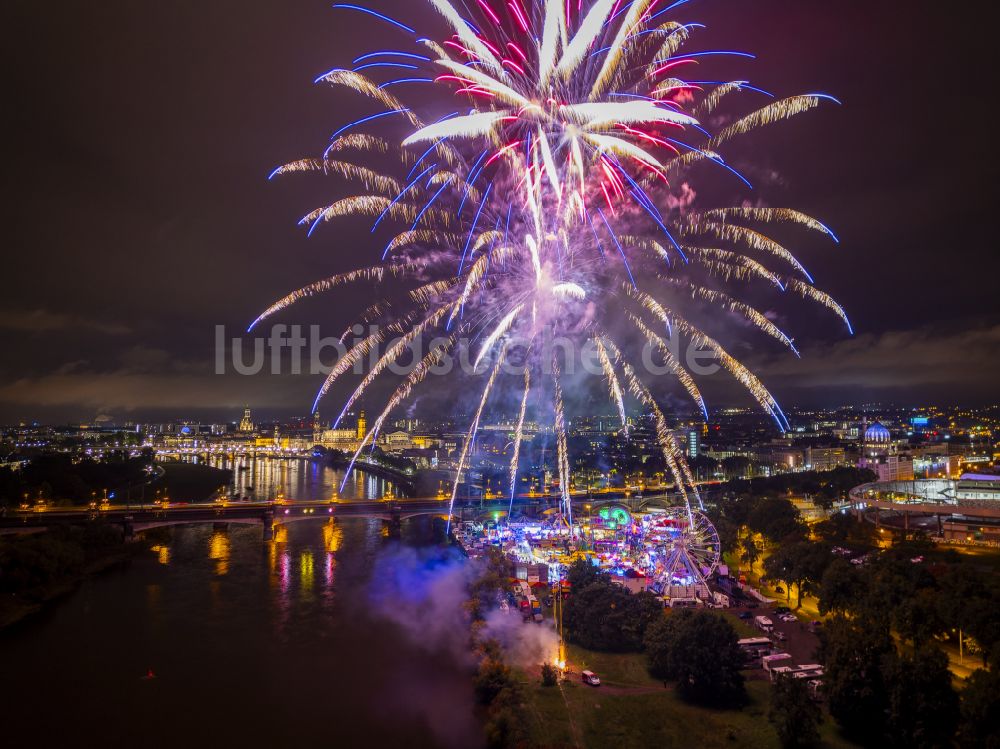 Dresden bei Nacht von oben - Nachtluftbild Feuerwerks- Figuren im Nacht- Himmel über dem Veranstaltungsgelände des Volksfestgelände in Dresden im Bundesland Sachsen, Deutschland