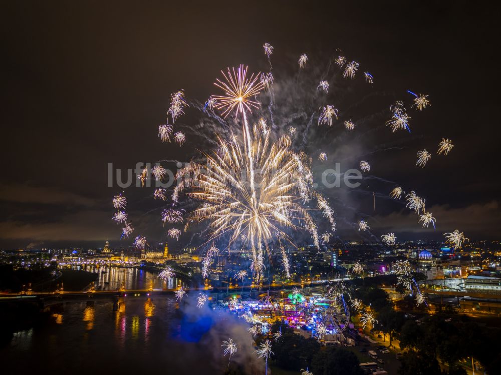 Dresden bei Nacht aus der Vogelperspektive: Nachtluftbild Feuerwerks- Figuren im Nacht- Himmel über dem Veranstaltungsgelände des Volksfestgelände in Dresden im Bundesland Sachsen, Deutschland