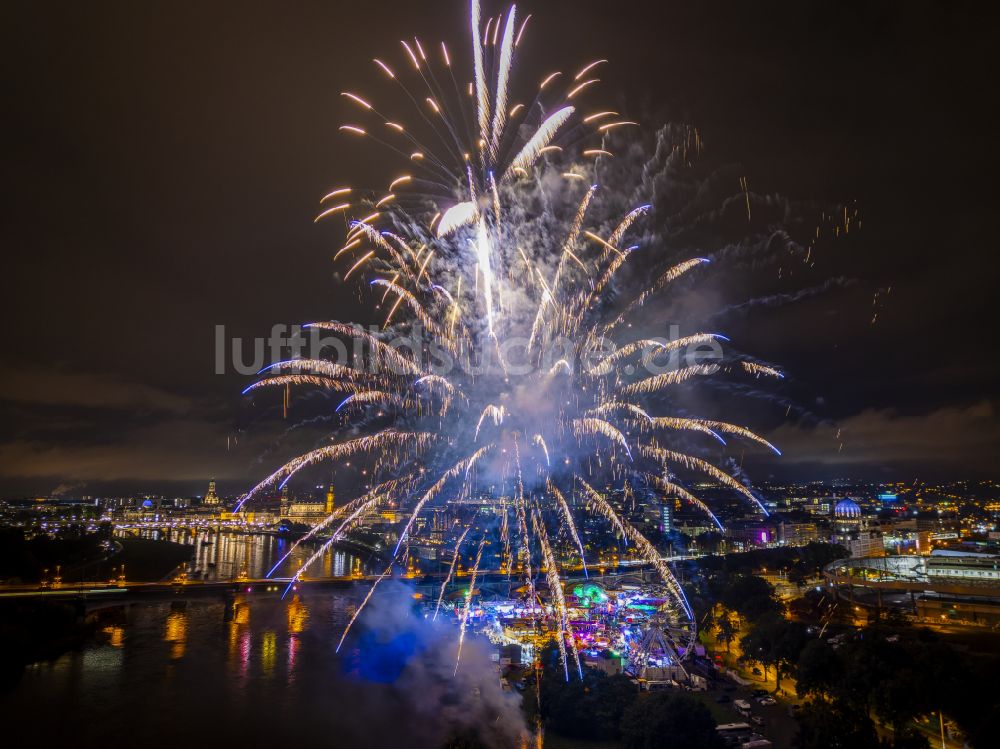 Nachtluftbild Dresden - Nachtluftbild Feuerwerks- Figuren im Nacht- Himmel über dem Veranstaltungsgelände des Volksfestgelände in Dresden im Bundesland Sachsen, Deutschland