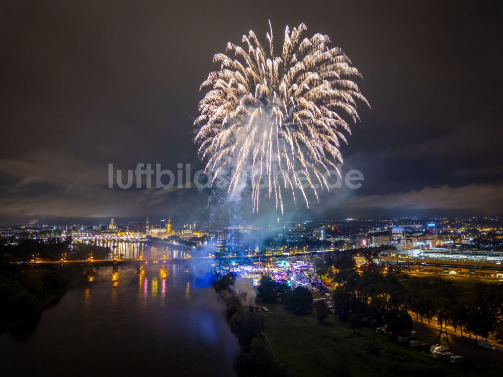 Nacht-Luftaufnahme Dresden - Nachtluftbild Feuerwerks- Figuren im Nacht- Himmel über dem Veranstaltungsgelände des Volksfestgelände in Dresden im Bundesland Sachsen, Deutschland