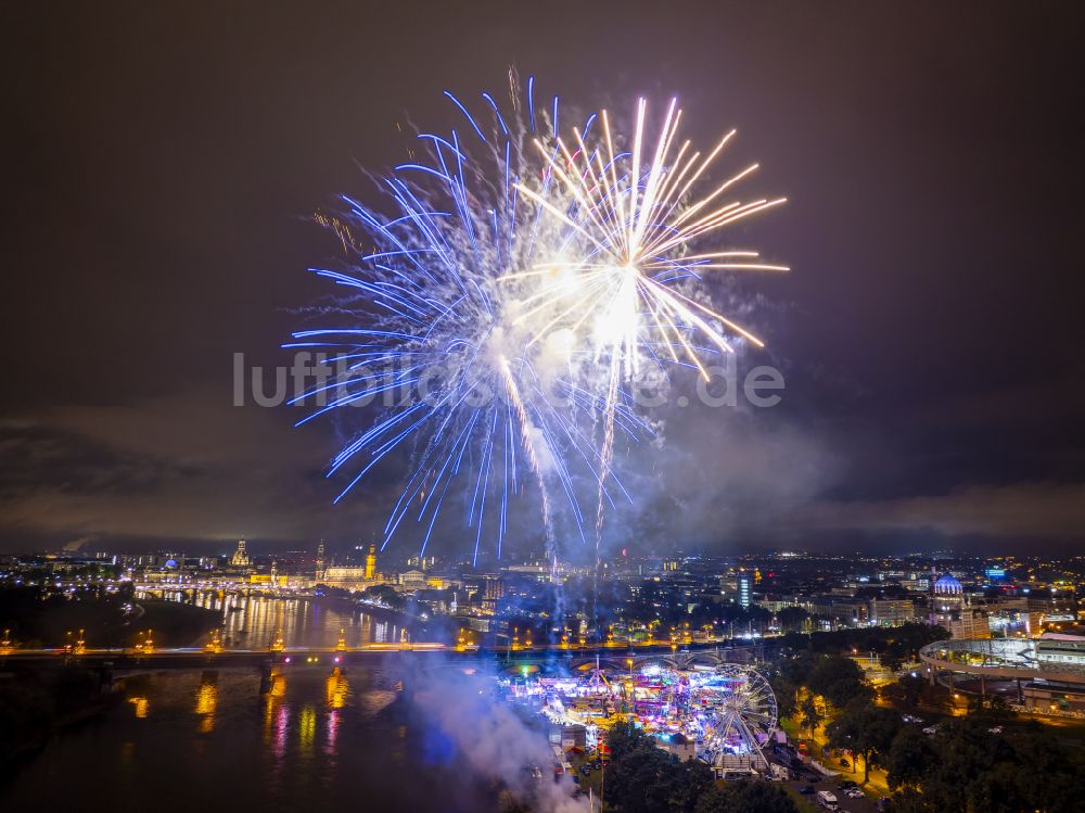 Dresden bei Nacht von oben - Nachtluftbild Feuerwerks- Figuren im Nacht- Himmel über dem Veranstaltungsgelände des Volksfestgelände in Dresden im Bundesland Sachsen, Deutschland