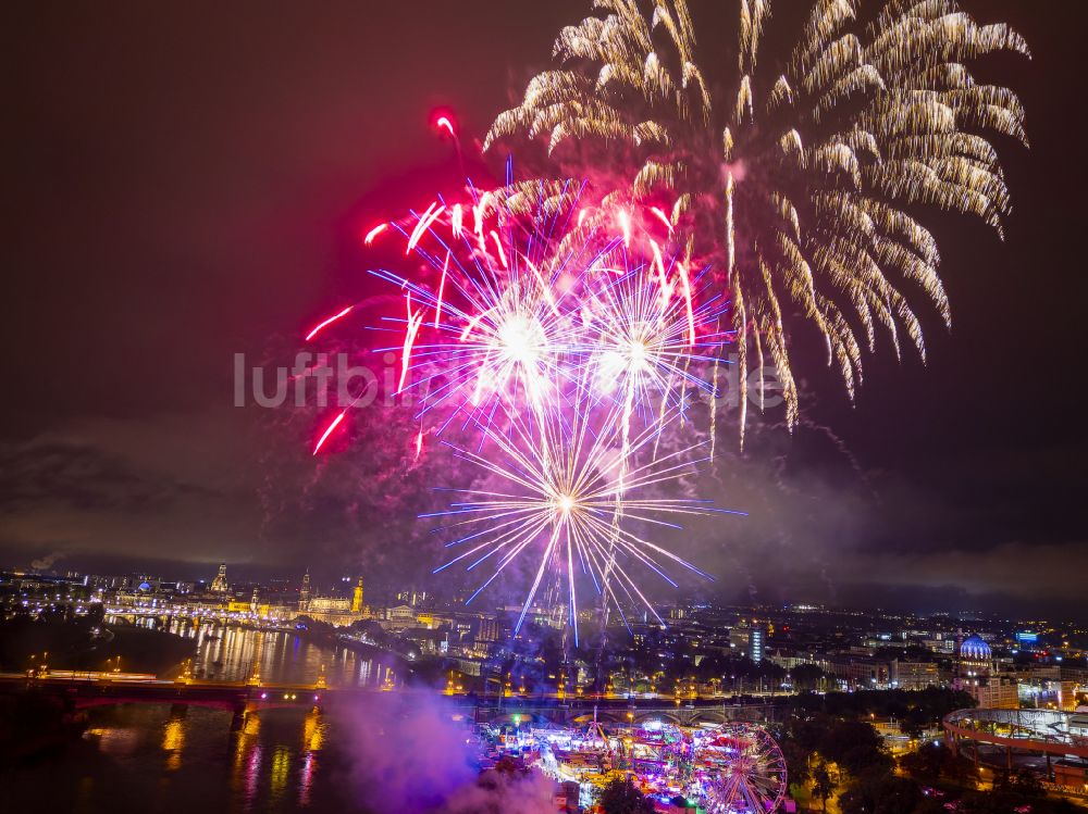 Dresden bei Nacht aus der Vogelperspektive: Nachtluftbild Feuerwerks- Figuren im Nacht- Himmel über dem Veranstaltungsgelände des Volksfestgelände in Dresden im Bundesland Sachsen, Deutschland