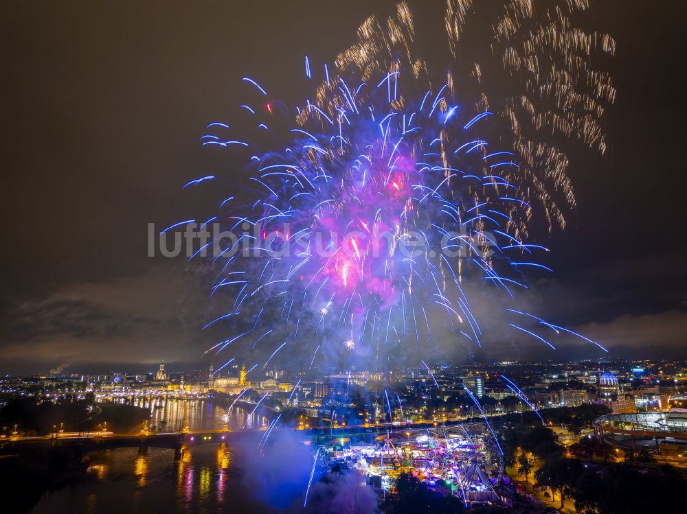 Nachtluftbild Dresden - Nachtluftbild Feuerwerks- Figuren im Nacht- Himmel über dem Veranstaltungsgelände des Volksfestgelände in Dresden im Bundesland Sachsen, Deutschland