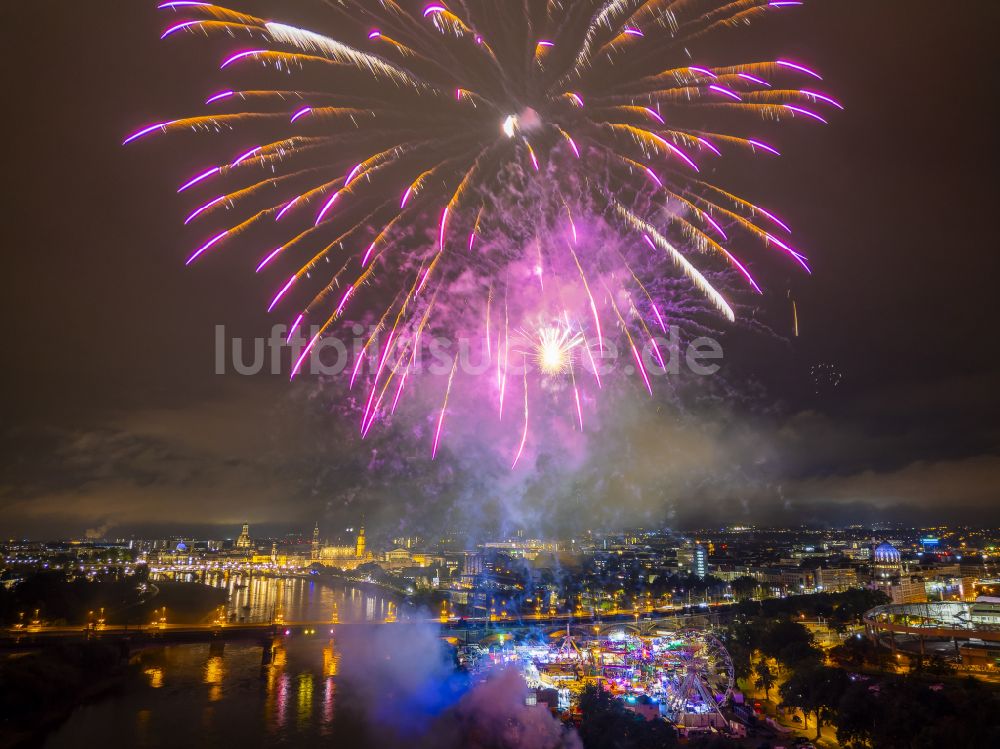 Nacht-Luftaufnahme Dresden - Nachtluftbild Feuerwerks- Figuren im Nacht- Himmel über dem Veranstaltungsgelände des Volksfestgelände in Dresden im Bundesland Sachsen, Deutschland