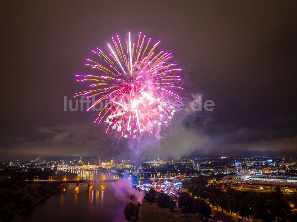 Dresden bei Nacht von oben - Nachtluftbild Feuerwerks- Figuren im Nacht- Himmel über dem Veranstaltungsgelände des Volksfestgelände in Dresden im Bundesland Sachsen, Deutschland