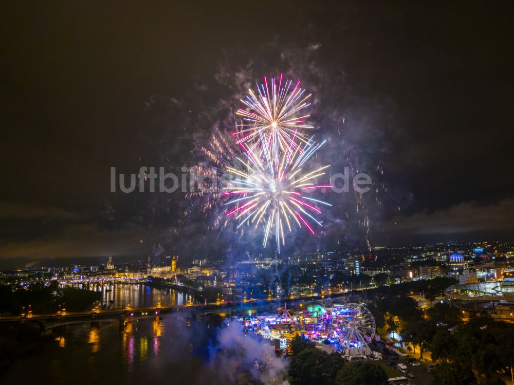 Dresden bei Nacht aus der Vogelperspektive: Nachtluftbild Feuerwerks- Figuren im Nacht- Himmel über dem Veranstaltungsgelände des Volksfestgelände in Dresden im Bundesland Sachsen, Deutschland