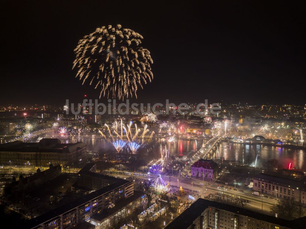 Nachtluftbild Dresden - Nachtluftbild Feuerwerks- Figuren im Nacht- Himmel am Ufer der Elbe in Dresden im Bundesland Sachsen, Deutschland