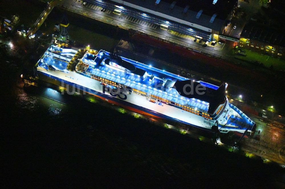 Nachtluftbild Hamburg - Nachtluftbild Fähre SPIRIT OF FRANCE im Dock des Werftgelände der Schiffswerft im Hafen in Hamburg, Deutschland