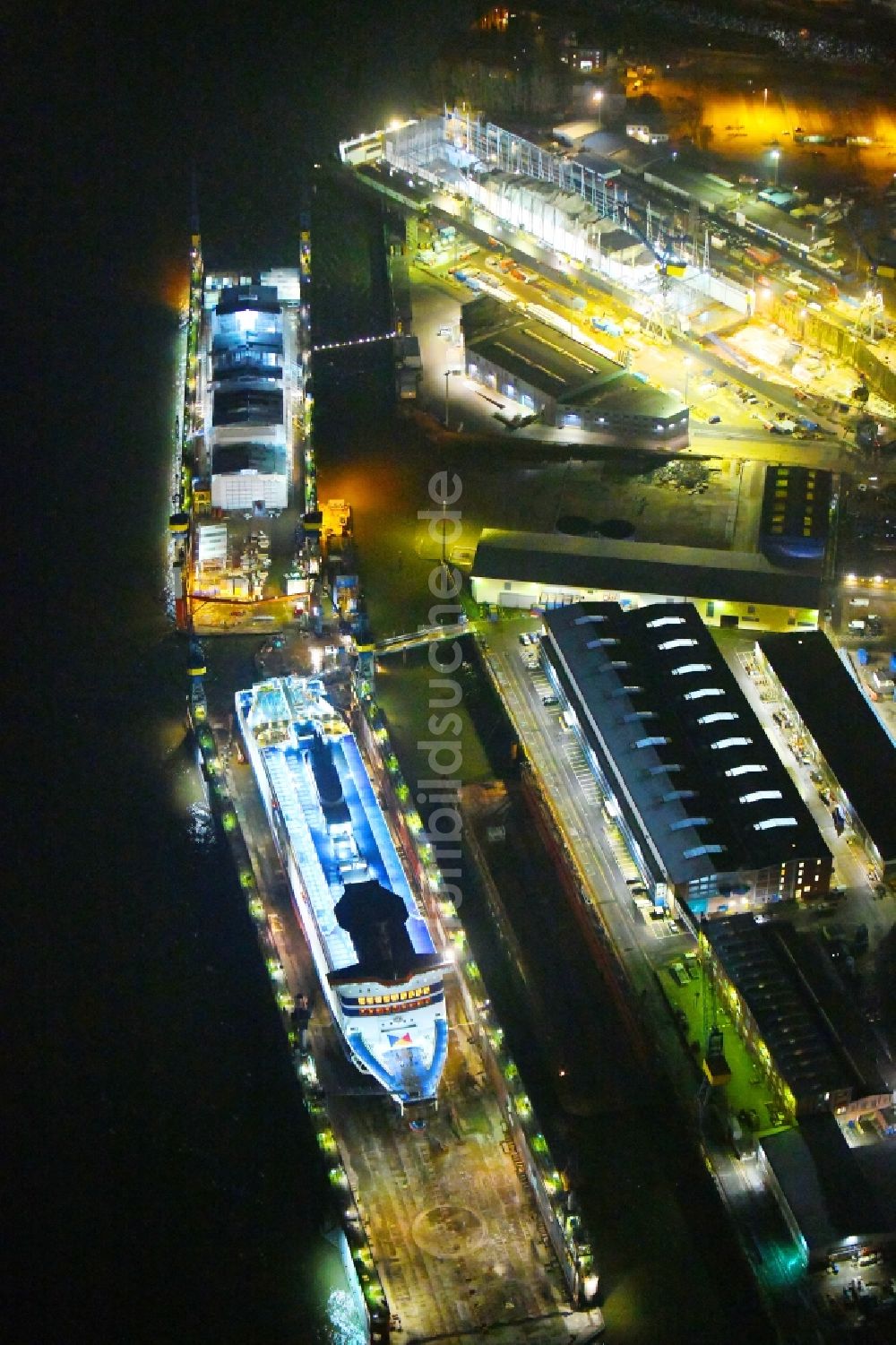 Hamburg bei Nacht von oben - Nachtluftbild Fähre SPIRIT OF FRANCE im Dock des Werftgelände der Schiffswerft im Hafen in Hamburg, Deutschland