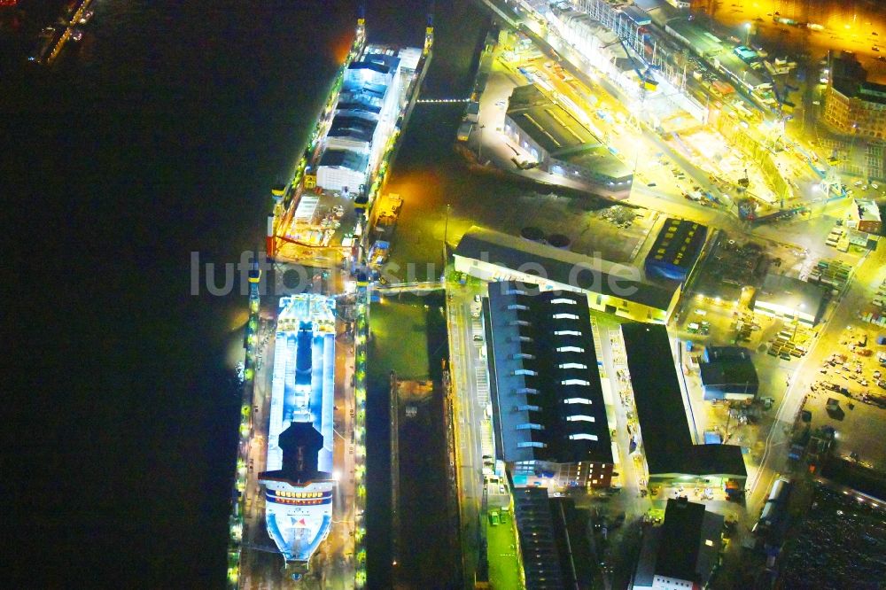 Hamburg bei Nacht aus der Vogelperspektive: Nachtluftbild Fähre SPIRIT OF FRANCE im Dock des Werftgelände der Schiffswerft im Hafen in Hamburg, Deutschland