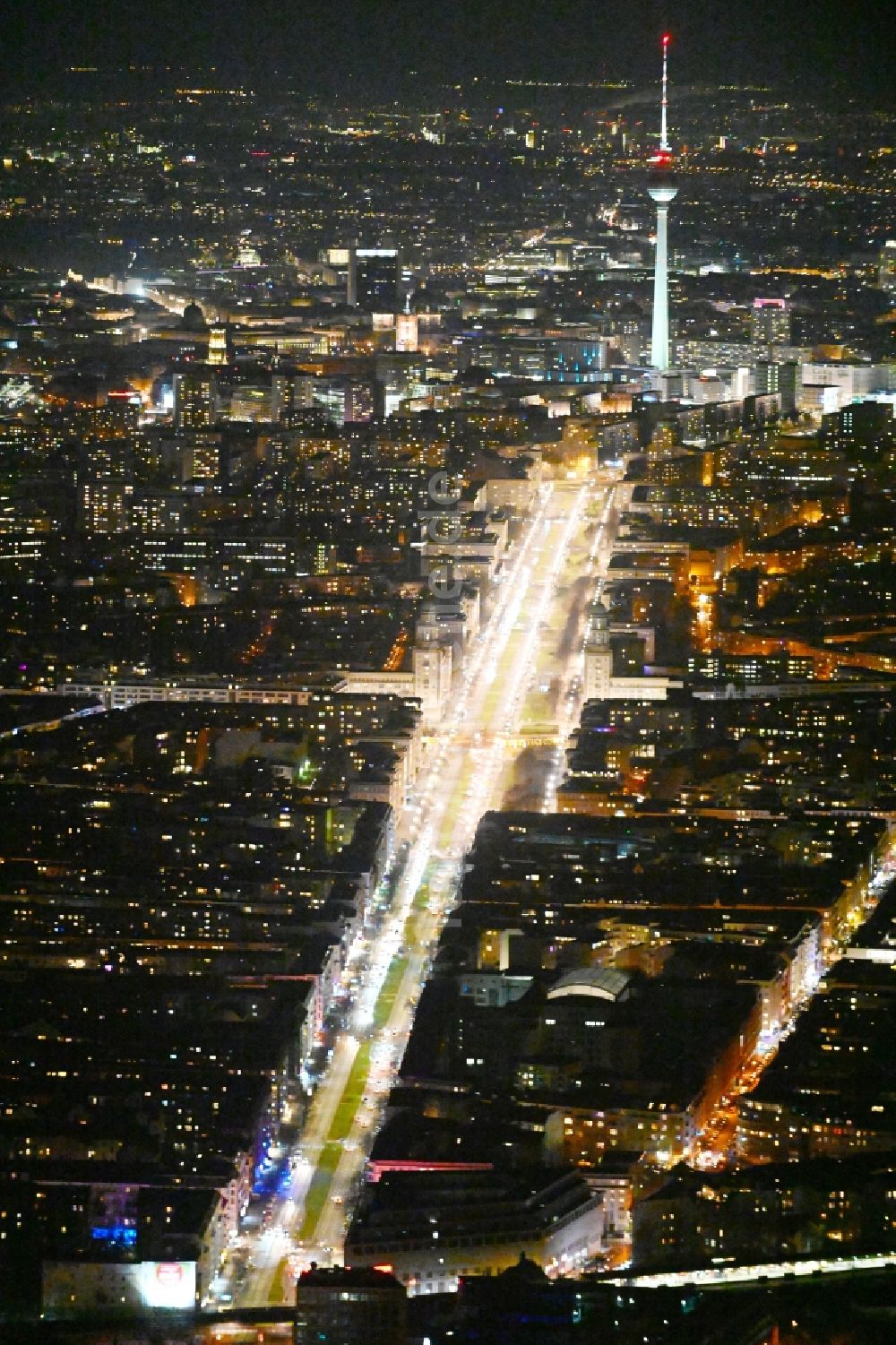 Nacht-Luftaufnahme Berlin - Nachtluftbild Flaniermeile und Einkaufsstraße Karl-Marx-Allee - Frankfurter Tor im Friedrichshain in Berlin, Deutschland