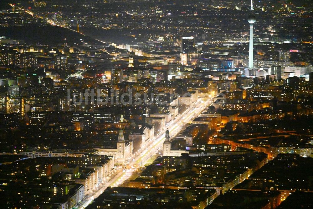 Berlin bei Nacht aus der Vogelperspektive: Nachtluftbild Flaniermeile und Einkaufsstraße Karl-Marx-Allee - Frankfurter Tor im Friedrichshain in Berlin, Deutschland