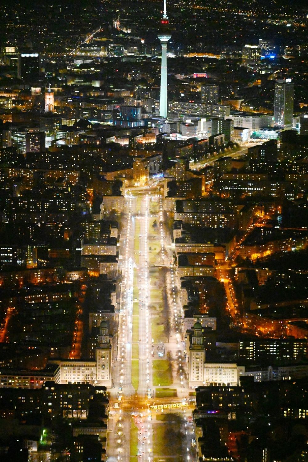 Nacht-Luftaufnahme Berlin - Nachtluftbild Flaniermeile und Einkaufsstraße Karl-Marx-Allee - Frankfurter Tor im Friedrichshain in Berlin, Deutschland