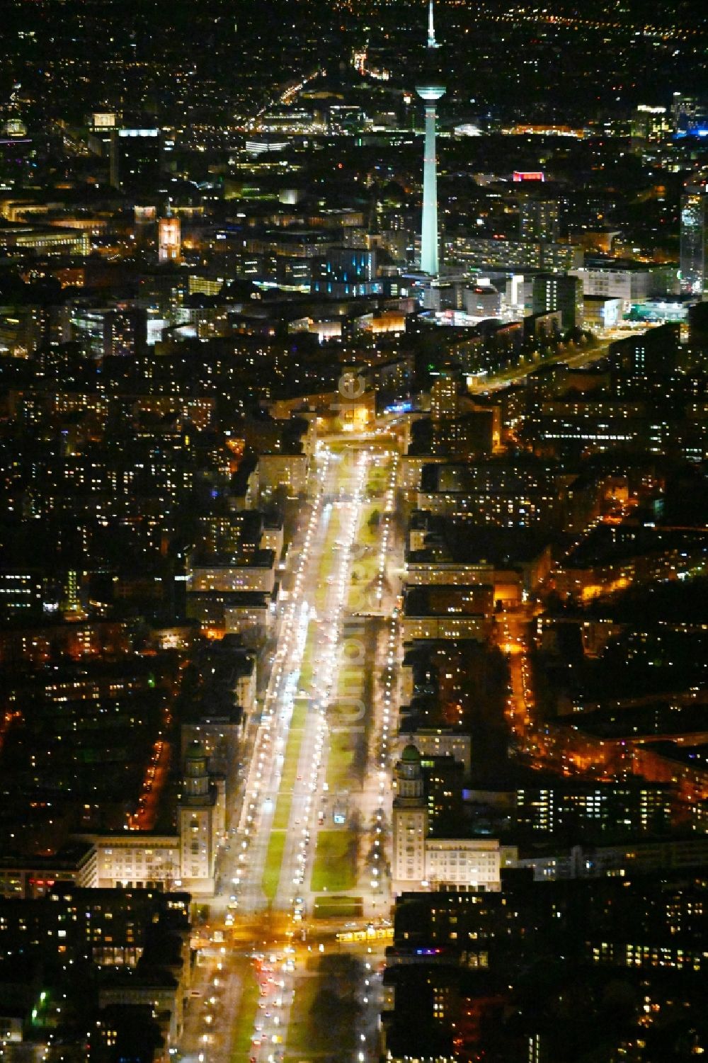 Berlin bei Nacht von oben - Nachtluftbild Flaniermeile und Einkaufsstraße Karl-Marx-Allee - Frankfurter Tor im Friedrichshain in Berlin, Deutschland