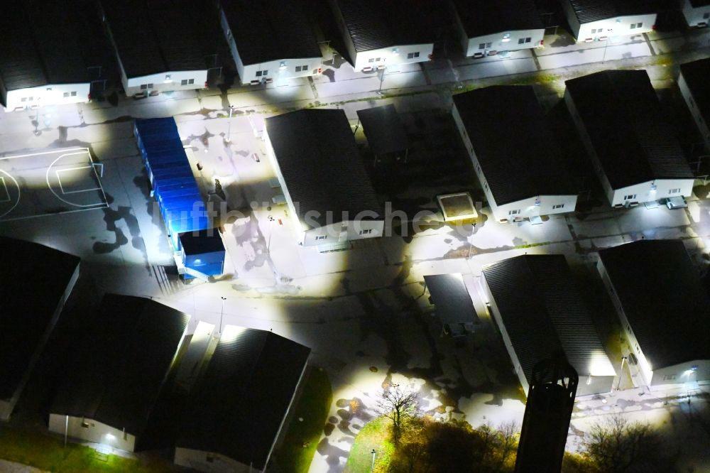 Nachtluftbild Leipzig - Nachtluftbild Flüchtlingsheim- und Asylunterkunfts- Container- Siedlung als Behelfsunterkunft im Ortsteil Nordost in Leipzig im Bundesland Sachsen, Deutschland