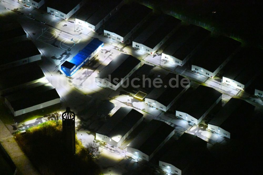 Leipzig bei Nacht von oben - Nachtluftbild Flüchtlingsheim- und Asylunterkunfts- Container- Siedlung als Behelfsunterkunft im Ortsteil Nordost in Leipzig im Bundesland Sachsen, Deutschland