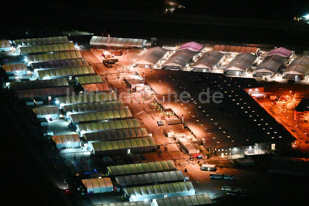 Berlin bei Nacht aus der Vogelperspektive: Nachtluftbild Flüchtlingsheim- und Asylunterkunfts- Zeltlager als Behelfsunterkunft Ukraine Ankunftszentrum TXL in Berlin, Deutschland