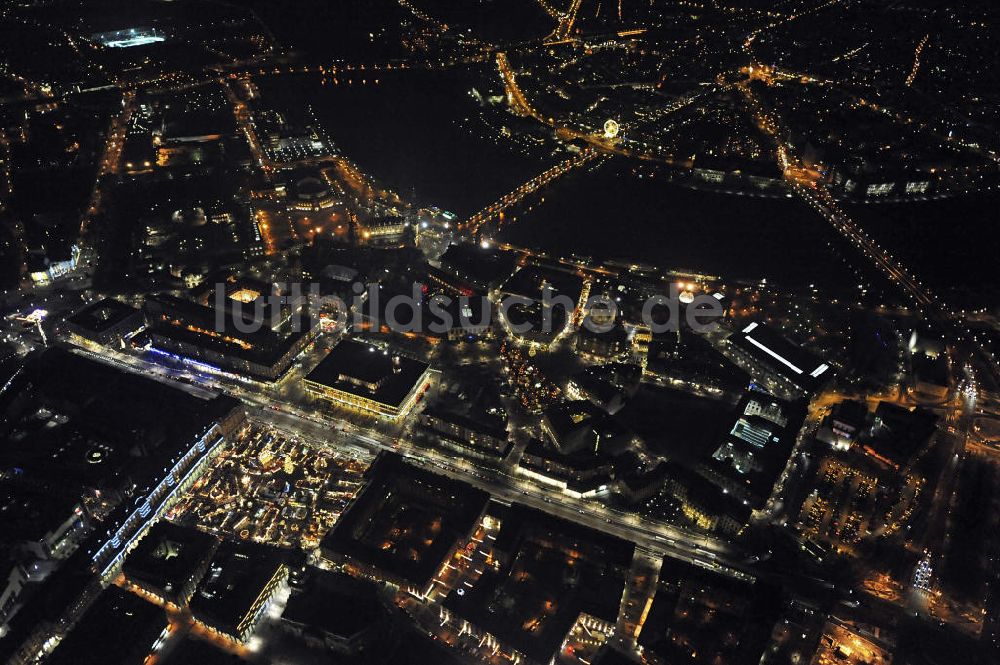 Dresden bei Nacht von oben - Nachtluftbildflug über dem winterlich, schneebedecktem Dresdener Altstadtzentrum mit Striezelmarkt