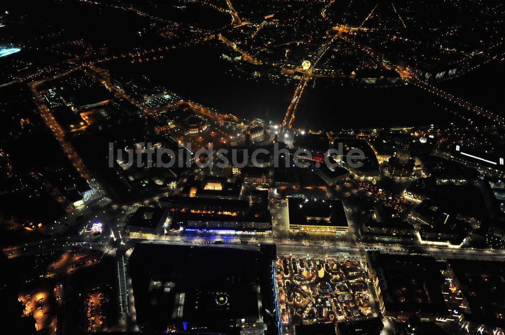 Dresden bei Nacht aus der Vogelperspektive: Nachtluftbildflug über dem winterlich, schneebedeckten Dresdener Altstadtzentrum