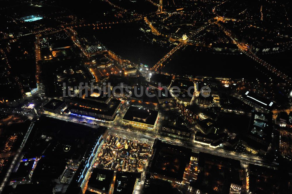 Dresden bei Nacht von oben - Nachtluftbildflug über dem winterlich, schneebedeckten Dresdener Altstadtzentrum