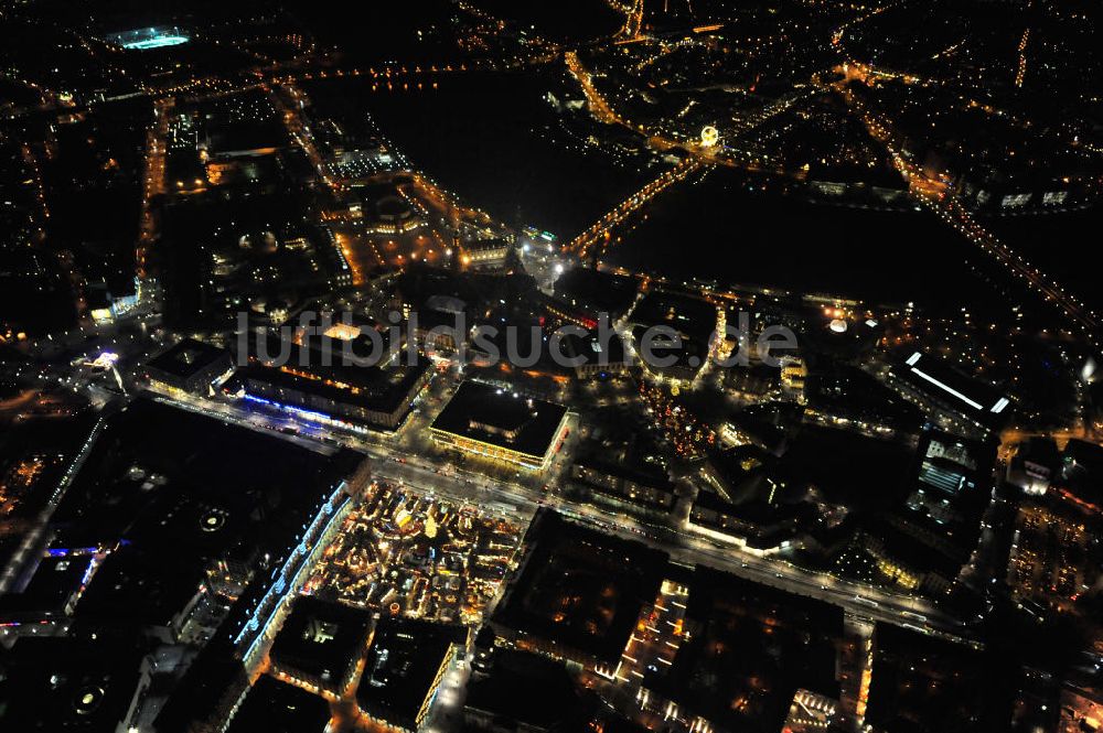 Dresden bei Nacht aus der Vogelperspektive: Nachtluftbildflug über dem winterlich, schneebedeckten Dresdener Altstadtzentrum