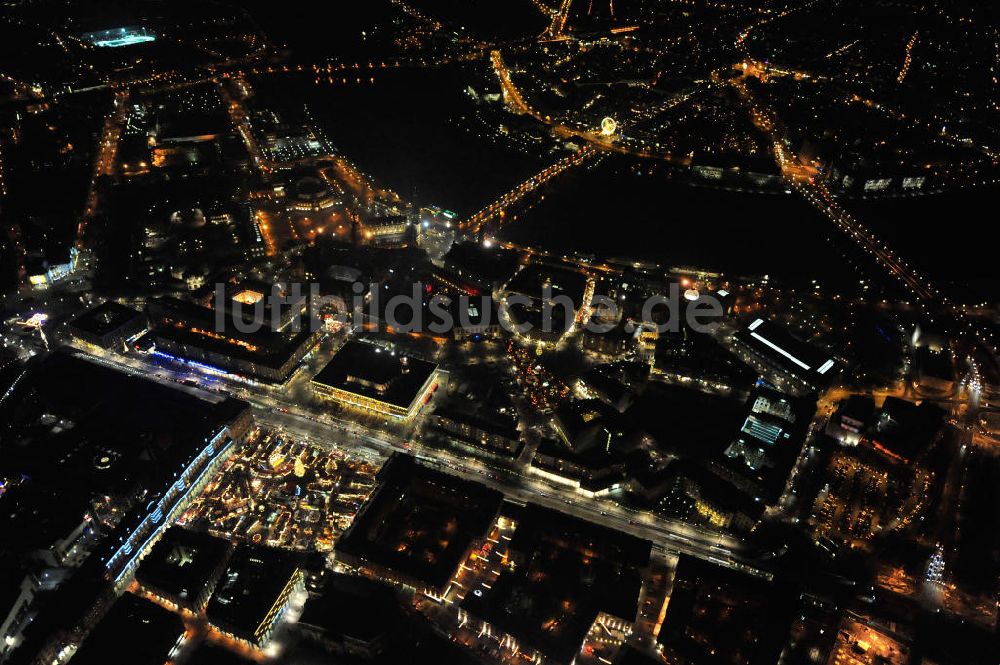 Nachtluftbild Dresden - Nachtluftbildflug über dem winterlich, schneebedeckten Dresdener Altstadtzentrum