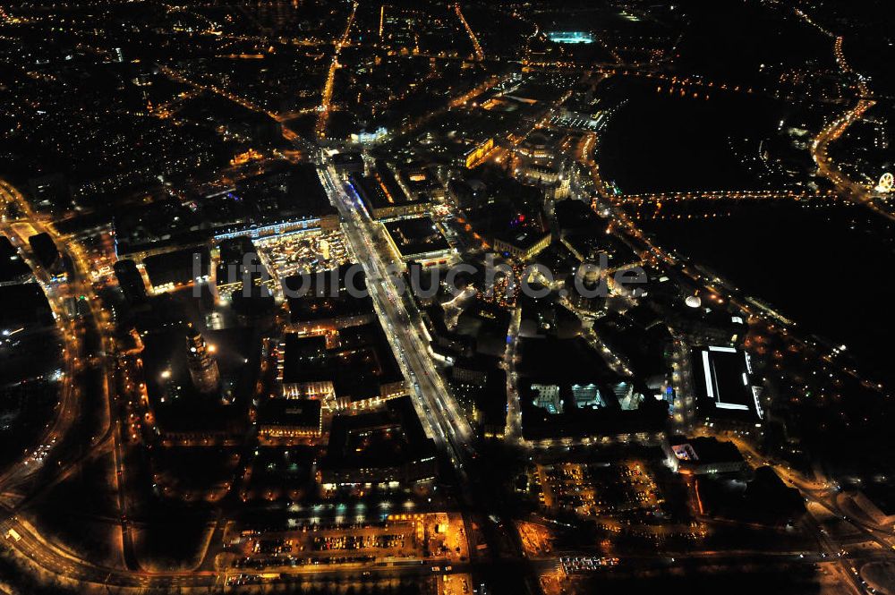 Nacht-Luftaufnahme Dresden - Nachtluftbildflug über dem winterlich, schneebedeckten Dresdener Altstadtzentrum