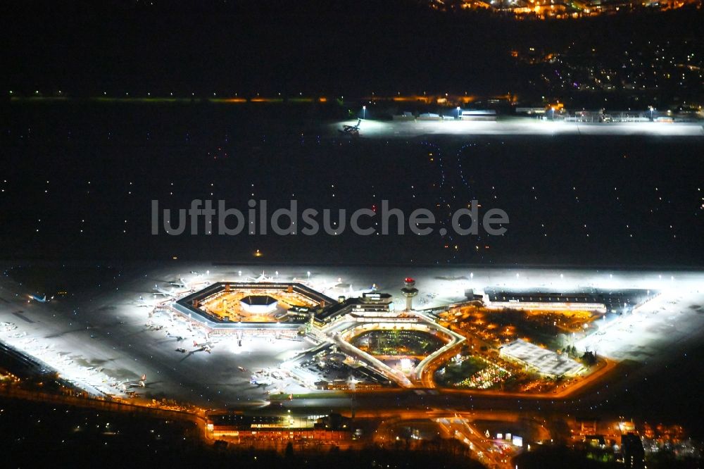 Berlin bei Nacht von oben - Nachtluftbild Flugbetrieb am Terminal des Flughafens Berlin - Tegel