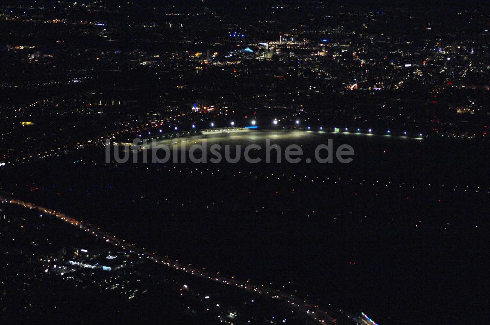 Berlin bei Nacht aus der Vogelperspektive: Flughafen Berlin-Tempelhof bei Nacht