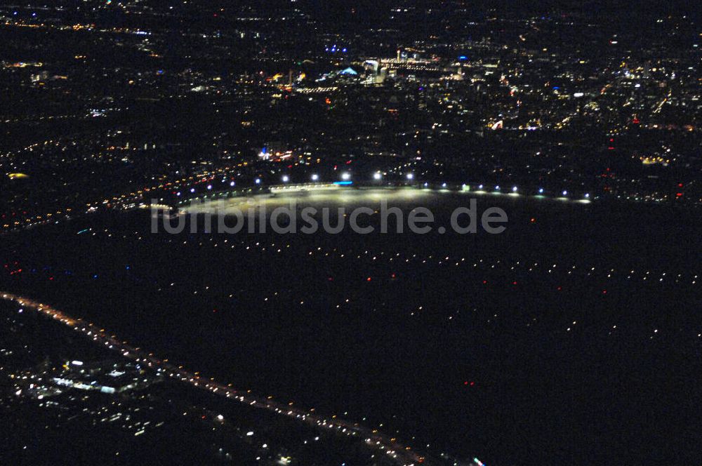 Nachtluftbild Berlin - Flughafen Berlin-Tempelhof bei Nacht