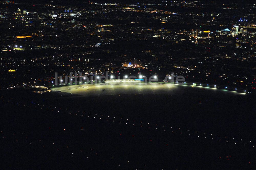 Nacht-Luftaufnahme Berlin - Flughafen Berlin-Tempelhof bei Nacht