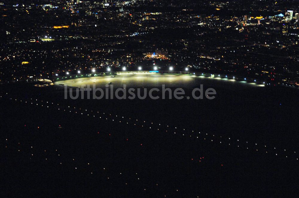 Berlin bei Nacht von oben - Flughafen Berlin-Tempelhof bei Nacht