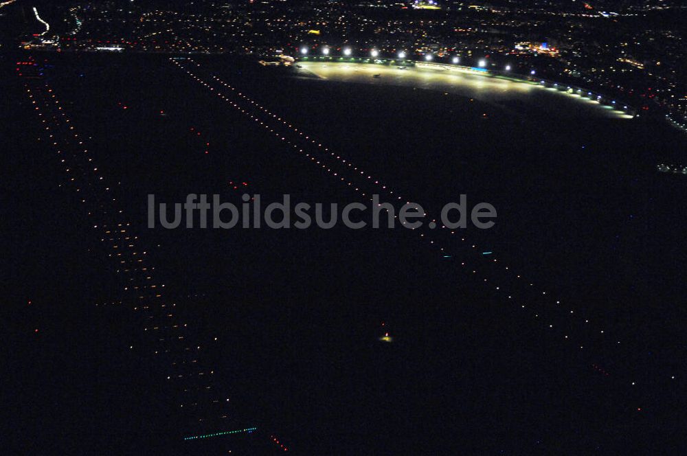 Berlin bei Nacht aus der Vogelperspektive: Flughafen Berlin-Tempelhof bei Nacht